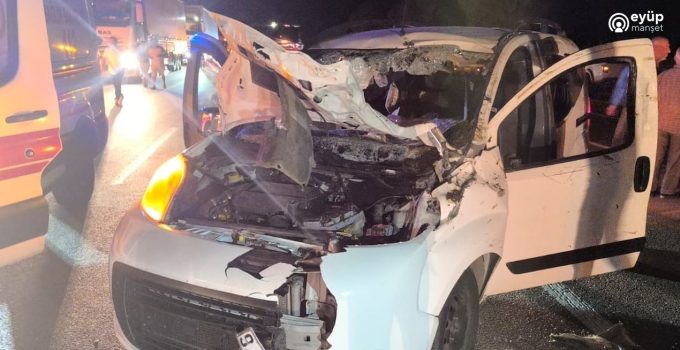 Ata çarpan hafif ticari araçtan fırladı: 1 ölü, 1 yaralı