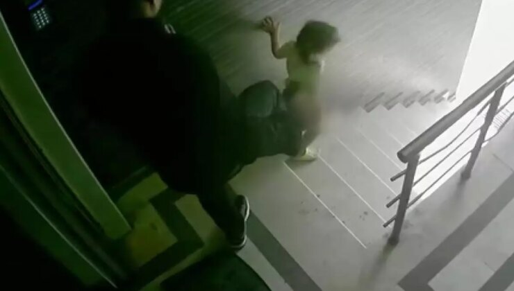 Baba, 3 Yaşındaki Kızını Merdivenden Tekmeleyerek Düşürdü, Tutuklandı