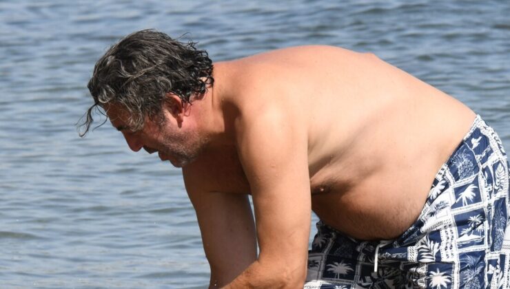 Emre Kınay, köpeğini denize soktu