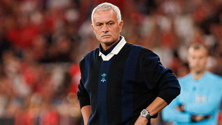 Ali Koç, sezon öncesi Jose Mourinho’yla ilgili son kararını vermek için Londra’da kendisiyle bir görüşme gerçekleştirmişti. Bu toplantıdan devam kararı çıkarken, başkanın transferlerin zamanında yapılacağı yönünde söz verdiği belirtilmişti. Mourinho, hemen her açıklamasında istediği takviyelerin yapılmadığını söyledi, sürekli buna dikkat çekti. Mourinho, Benfica mücadelesi öncesi basın toplantısında ise yönetimi adeta topa tuttu. “Transfer listesi olduğunu sanmıyorum, kimseyi alamayız” diyen Portekizli hoca, “Benfica’yı kolay eleriz” diyen yönetici Hamdi Akın için, “Kendisini tanımıyorum” yorumunu yaptı. Mourinho, şu an içinde bulunduğu durumdan yaşadığı rahatsızlığı Göztepe ve Benfica maçları öncesi takımı uğurlamaya gelen Ali Koç’u görmezden gelmesiyle de net şekilde gösterdi.