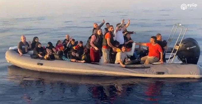 İzmir açıklarında İtalya rotasında yelkenli teknede 50’si çocuk 115 göçmen yakalandı