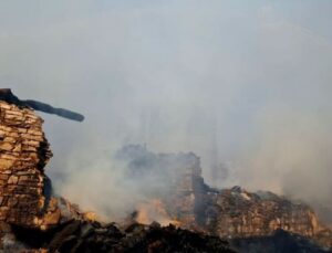 Köydeki yangında 2 ev ile 4 samanlık kullanılamaz hale geldi