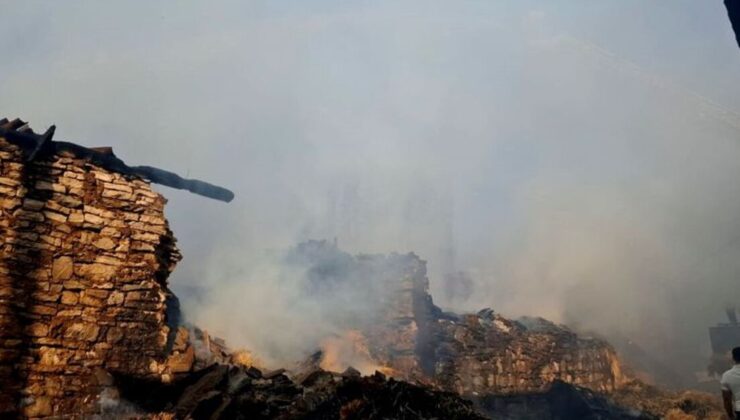 Köydeki yangında 2 ev ile 4 samanlık kullanılamaz hale geldi
