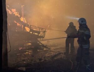 Kütahya’da 2 köy evi, 3 samanlık ve 2 ahır yandı