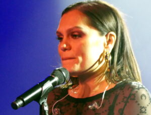 Meme kanseri tedavisi gören Jessie J. turnesini iptal etti