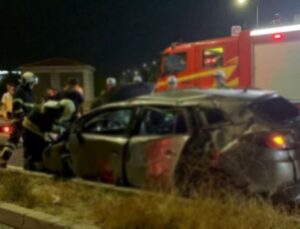 Otomobil aydınlatma direğine çarptı: 1 ölü, 2 yaralı