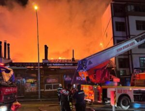Restorandaki yangın binaların çatısına sıçradı
