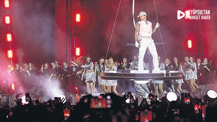 Sahneye UFO kapsülü ile çıktı!