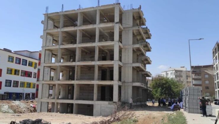 Şanlıurfa’da standarda uymayan apartman müteahhit tarafından yıktırıldı