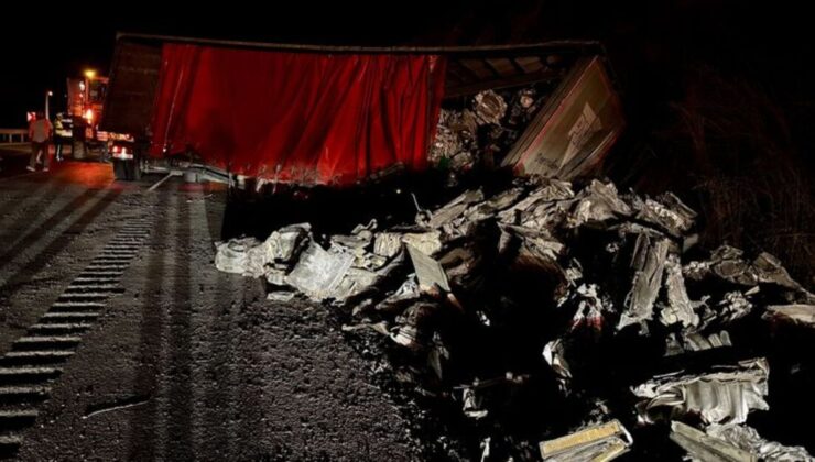 Şarampole devrilen TIR ulaşımı aksattı