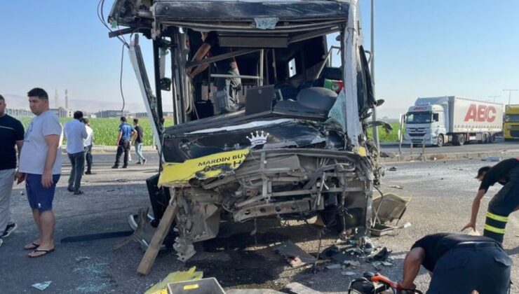 TIR ile halk otobüsü çarpıştı! Can kaybı var!