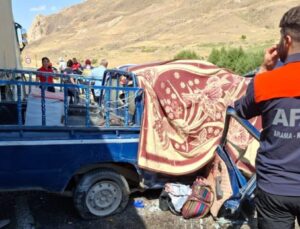 TIR ile kamyonet çarpıştı: 4 ölü!