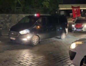 Üniversite kampüsündeki kafede kız arkadaşını öldürüp, intihar etti