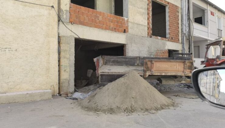 Üzerine kum dolu demir kova düştü