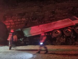 Adana’da devrilen kamyon karı kocayı ayırdı: 1 ölü, 1 yaralı