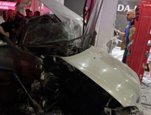 Adana’da otomobil mobilya mağazasına girdi