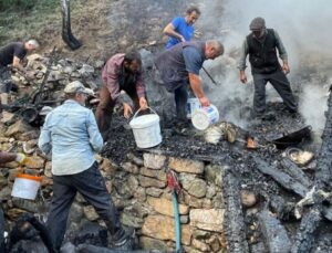Artvin’de 3 katlı ev yangında küle döndü