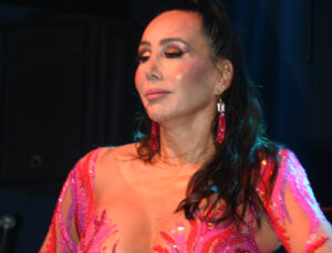 Asena 8 yıl sonra sahneye döndü