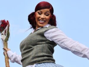 Cardi B, otomobilinin tepesinde twerk yaparak yeni albümünü tanıttı