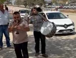 Direksiyon sınavını kazandı, sevincini davul-zurna eşliğinde kutladı