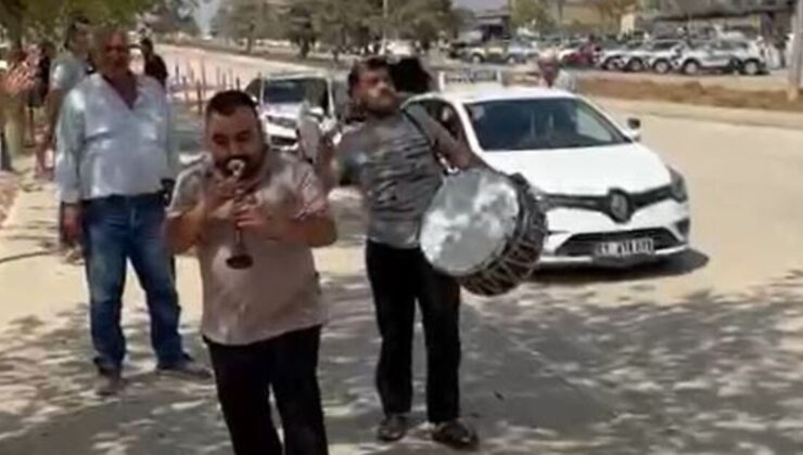 Direksiyon sınavını kazandı, sevincini davul-zurna eşliğinde kutladı