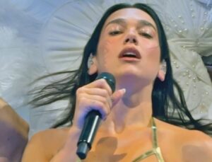 Dua Lipa’nın Chicago konserinde dikkat çekici sahne kostümleri