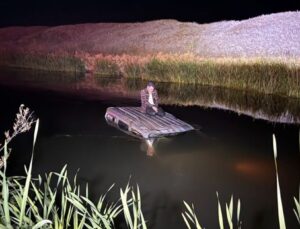 Erzurum’da kaza sonrası nehre düşen sürücü kurtarılmayı bekledi