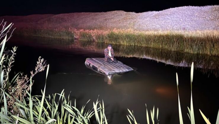 Erzurum’da kaza sonrası nehre düşen sürücü kurtarılmayı bekledi