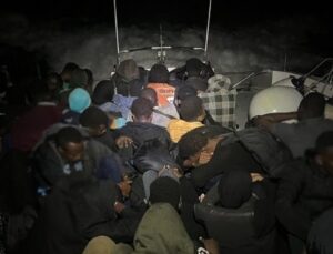 İzmir açıklarında 107 düzensiz göçmen yakalandı