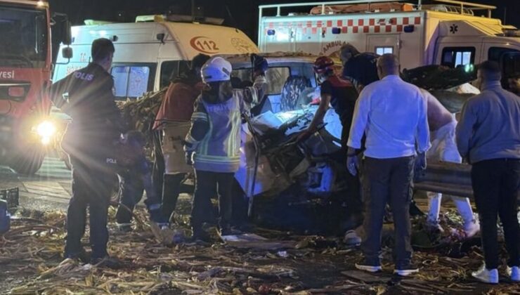 İzmir’de kaza yapan kamyonette sıkışan 3 kişi yaralandı