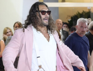Jason Momoa’dan Venedik kırmızı halısına pembe terlik damgası