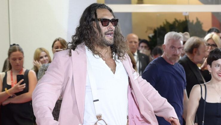 Jason Momoa’dan Venedik kırmızı halısına pembe terlik damgası