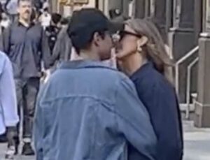 Jessica Alba sokak ortasında sevgilisiyle öpüşürken görüntülendi