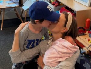 Karlie Kloss’tan yeni doğan bebeğiyle ilk fotoğraflar