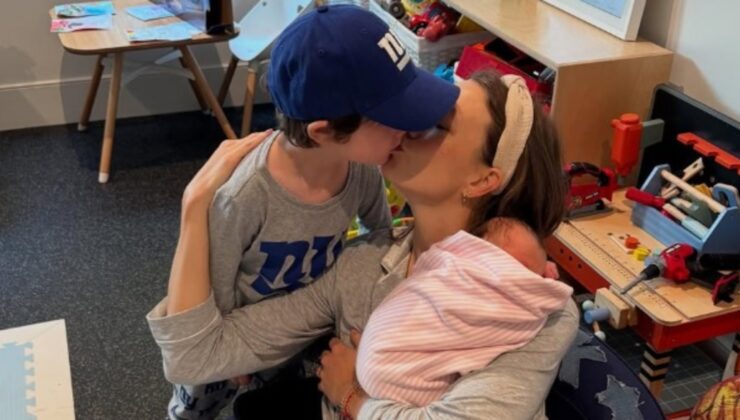 Karlie Kloss’tan yeni doğan bebeğiyle ilk fotoğraflar