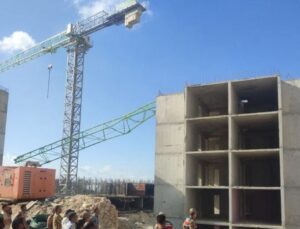 Kule vinç, binanın üzerine devrildi