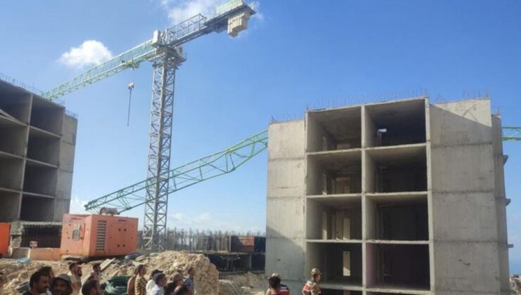 Kule vinç, binanın üzerine devrildi