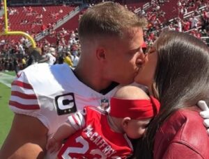 Olivia Culpo, bebeğini Amerikan futbolcusu eşinin maçına götürdü