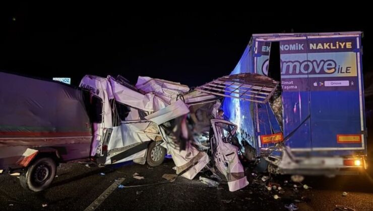 Tarsus’ta minibüs TIR’a çarptı: 3 ölü, 16 yaralı