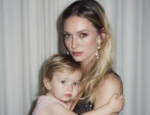 Yasemin Kay Allen, küçüklük hâliyle kucaklaştı