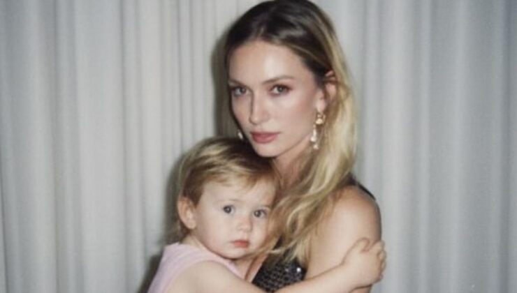 Yasemin Kay Allen, küçüklük hâliyle kucaklaştı