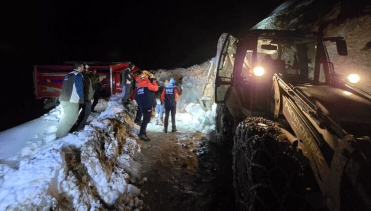 Yaylada 6 aracın üzerine çığ düştü! Mahsur kalan 15 kişi kurtarıldı
