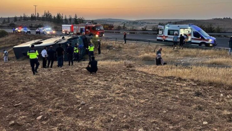 Yolcu otobüsü devrildi! Çok sayıda yaralı var!