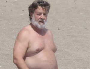 13 kilo veren Russell Crowe denizde görüntülendi