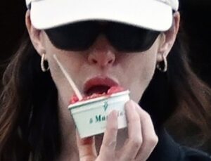 Anne Hathaway film çekimine alışveriş ve dondurma arası verdi
