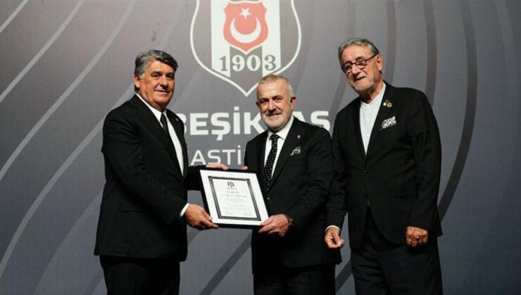 Beşiktaş Kulübü Divan Başkanı Ahmet Ürkmezgil mazbatasını aldı