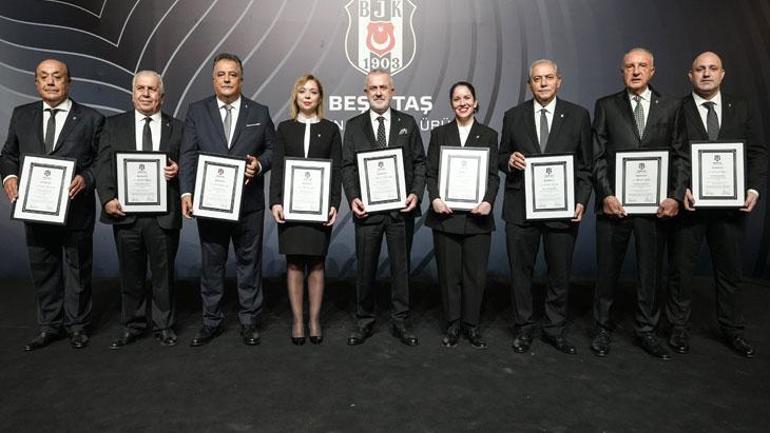 Beşiktaş Kulübü Divan Başkanı Ahmet Ürkmezgil mazbatasını aldı