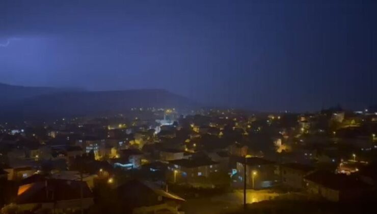 Bursa’da şimşekler geceyi aydınlattı