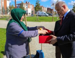 Düzce’de temizlik işçisinin Türk bayrağı hassasiyeti gönülleri ısıttı