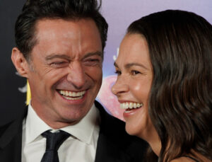 Hugh Jackman ile sevgilisi Sutton Foster ilk kez çift olarak kırmızı halıda